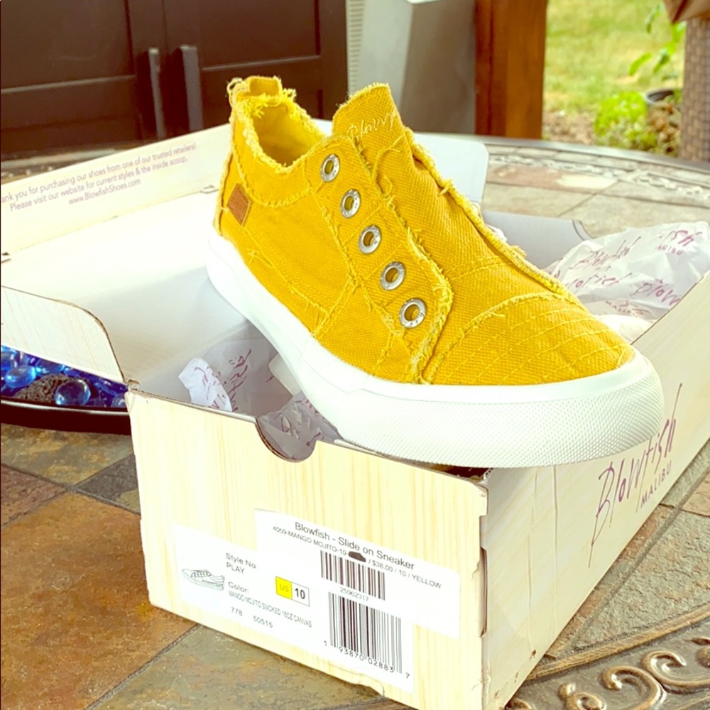 BNIB blowfish Play slide on sneaker - mustard